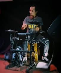drummer legendaris Yaya Moektio